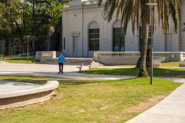 Montevideo sahilindeki şehir parkının yanında.