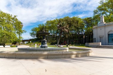 Montevideo sahilindeki şehir parkının yanında.