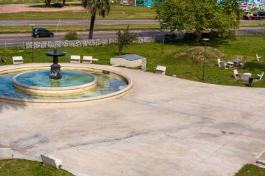 Montevideo sahilindeki şehir parkının yanında.