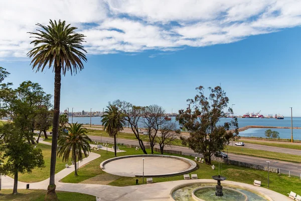 Montevideo sahilindeki şehir parkının yanında.