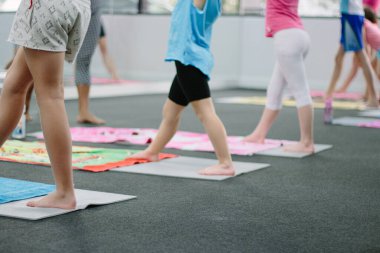 Yoga stüdyosunda çocuk yoga dersi..