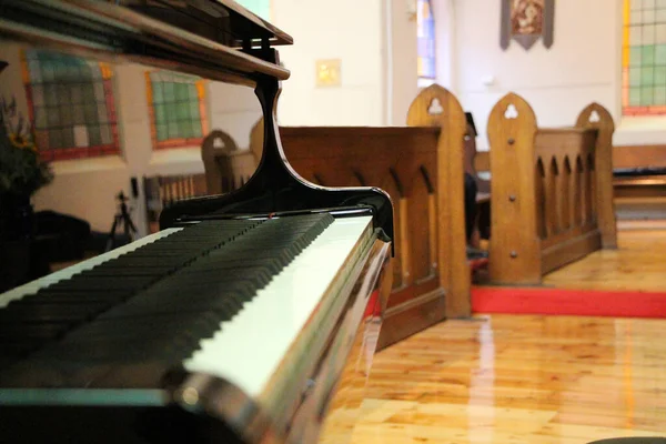 Piano Queue Noir Dans Une Église Qui Présente Jolis Vitraux — Photo