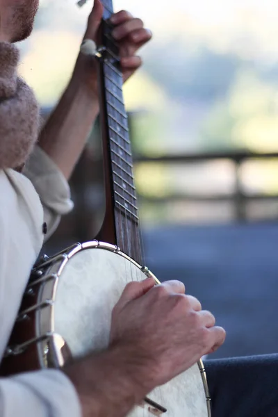 Banjo Player Sabah Işığında Bir Ülke Ortamında Bazı Şarkılar Prova — Stok fotoğraf