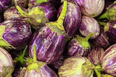 Yerel bir çiftçi pazarında Sicilya patlıcan yığını