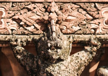 Tayland tapınağının dışındaki karmaşık taş oyması.