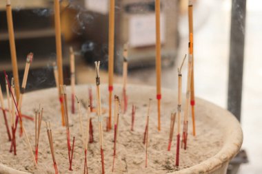Tay tapınağında tütsü çubukları yanıyor.