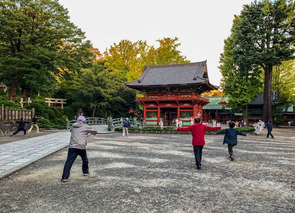 Ιαπωνική Πρωινή Προπόνηση Radio Taiso Στο Nezu Shrine Στο Τόκιο — Φωτογραφία Αρχείου