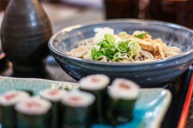 Soba ve suşi Japonya 'da öğle yemeği ayarladı