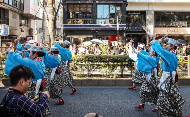 Tokyo, Japonya - Ağustos 2018: Tokyo, Japonya 'daki 2018 Yosakoi Festivali' nde insanlar dans ediyor