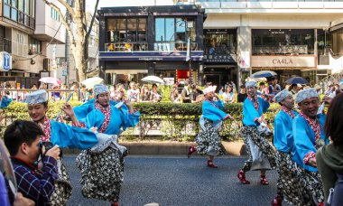 Tokyo, Japonya - Ağustos 2018: Tokyo, Japonya 'daki 2018 Yosakoi Festivali' nde insanlar dans ediyor