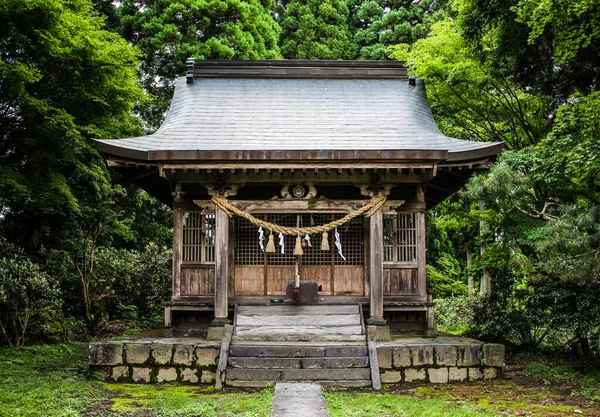 Shinto Ιερό Περιβάλλεται Από Καταπράσινα Δέντρα — Φωτογραφία Αρχείου