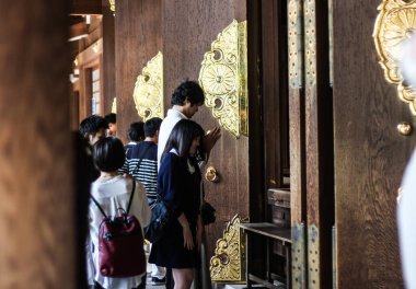 Nisan 2018 - Meiji Jingu Tapınağı, Tokyo, Japonya: Tokyo 'daki Meiji Jingu Tapınağı' nda namaz kılan insanlar