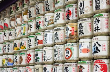 Meiji Jingu Tapınağı, Shibuya, Tokyo, Japonya 'da sake fıçıları.