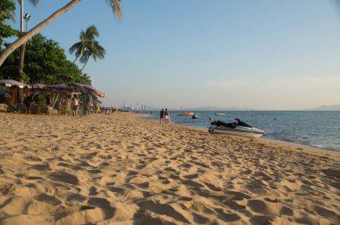 Gün batımında Pattaya 'da Jomtien Sahili manzarası