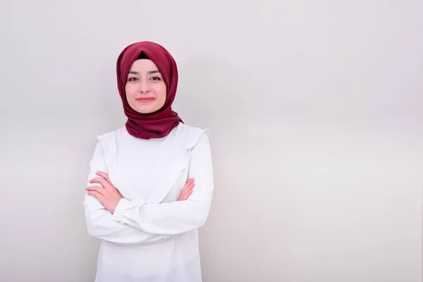 Muslimisches Mädchen Gefaltete Arme Mit Isoliertem Weißem Hintergrund Hijab Muslimischer — Stockfoto