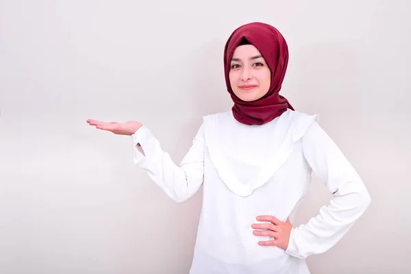Muslima Mit Leerem Kopierraum Ihrer Offenen Handfläche Hijab Mädchen Blickt — Stockfoto