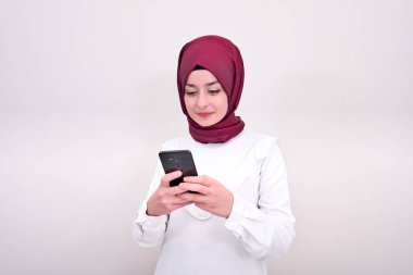 Müslüman kadın akıllı telefonda kısa mesaj yazarak, başörtüsü müslüman kız ve o mesaj yazmak