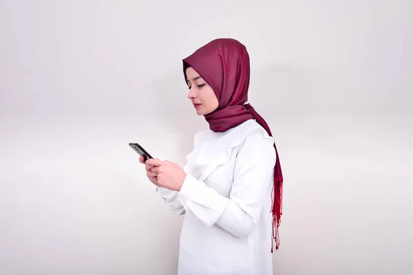 Menina Muçulmana Hijab Ela Escreve Mensagem Mulher Muçulmana Digitando Mensagem — Fotografia de Stock
