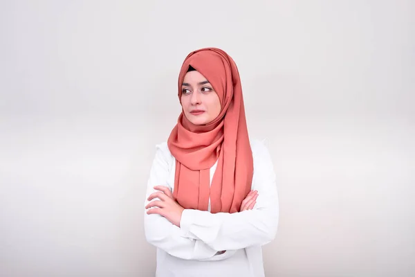 Menina Muçulmana Braços Dobrados Com Fundo Branco Isolado Professor Muçulmano — Fotografia de Stock