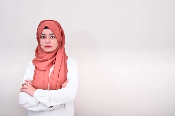 Chica Musulmana Brazos Cruzados Con Fondo Blanco Aislado Hijab Maestro — Foto de Stock