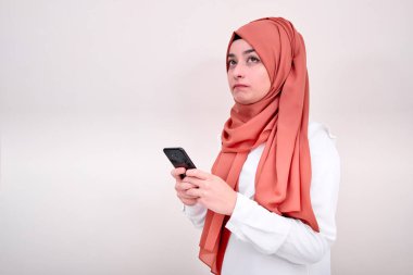 Müslüman kadın mesaj yazarak ve onun ruh hali karışık, Müslüman kız mesaj yazmak ve düşünme