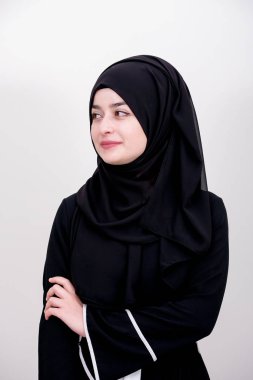 Müslüman kız portresi, Müslüman kadın siyah eşarp ve elbise giymek, İslami giyim moda konsept fotoğraf