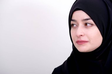 Çekici hijab müslüman kadın sol tarafa bakıyor, İslami moda kavramı fotoğraf