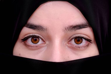 Müslüman kadın siyah hijab peçe giyiyor, Suudi kız burka veya burka giymek, portre fotoğrafı kadar yakın
