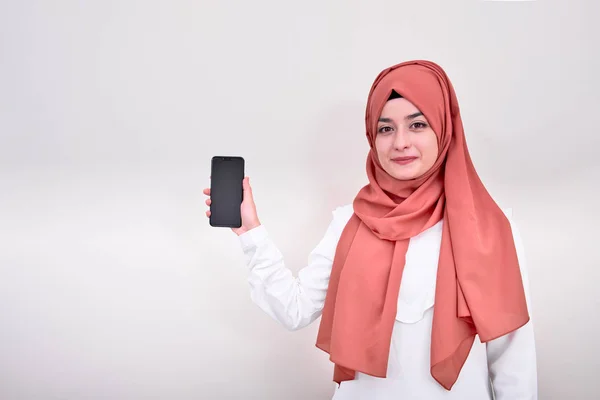 Muslimka Mobilním Telefonem Muslimka Drží Smartphone Pozadí Izolované — Stock fotografie