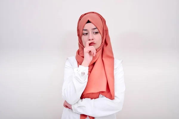 穆斯林妇女想 她戴着围巾 她是孤立的白色背景 — 图库照片