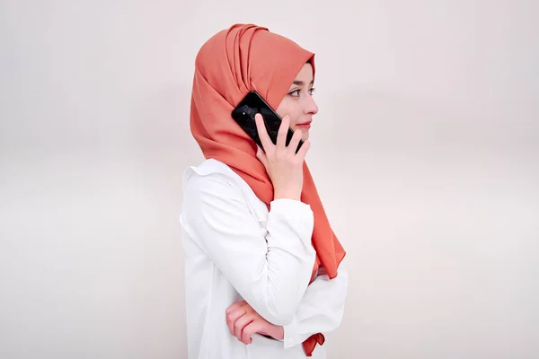 Muslim Woman Calling Hijab Girl Standing Calling Mobile Phone — Stock Photo, Image