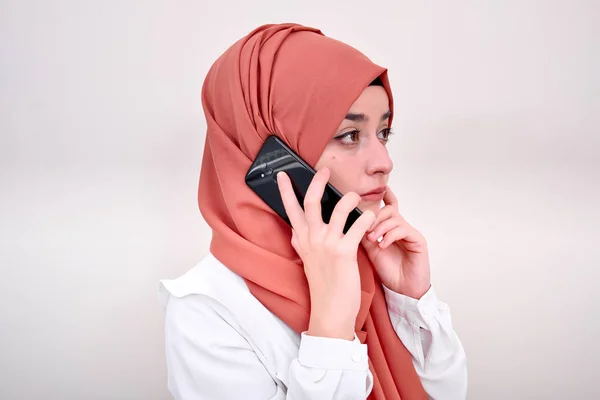 Mulher Muçulmana Chamando Hijab Menina Chamando Com Telefone Celular — Fotografia de Stock