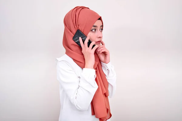 Moslim Vrouw Roeping Hijab Meisje Staande Bellen Met Mobiele Telefoon — Stockfoto