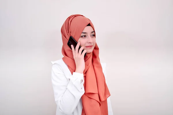 Muslim Woman Hijab Talking Mobile Phone Girl Calling Standing Background — Stock Photo, Image