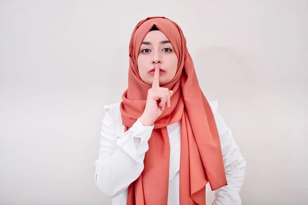 Menina Muçulmana Fazendo Gesto Tranquilo Hijab Dedo Mulher Sua Boca — Fotografia de Stock