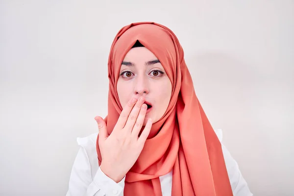 Mulher Muçulmana Hijab Ela Está Cobrindo Sua Boca Com Mão — Fotografia de Stock
