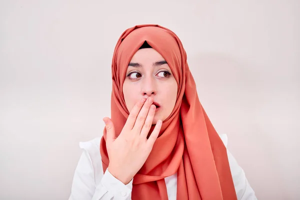 Moslim Vrouw Hijab Bedekt Haar Mond Met Hand Kijken Rechterkant — Stockfoto