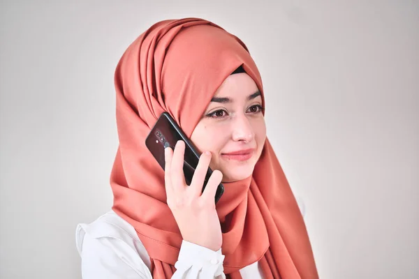 Muzułmańska Kobieta Hidżab Rozmawia Telefon Komórkowy Dziewczyna Zadzwonić Telefonu Zbliżenie — Zdjęcie stockowe