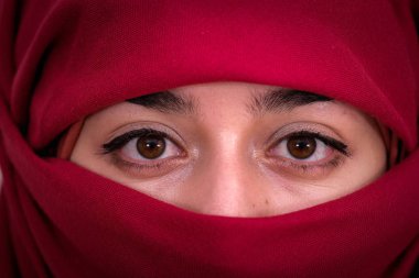 Müslüman kadın kırmızı hijab peçe giyiyor, Afgan kız burka veya burka giymek, portre fotoğrafı kadar yakın