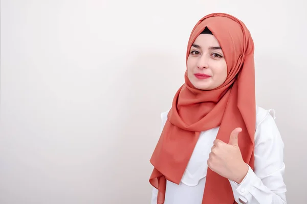 Hijab Mulher Muçulmana Mostrando Polegares Para Cima Gesto Com Mão — Fotografia de Stock