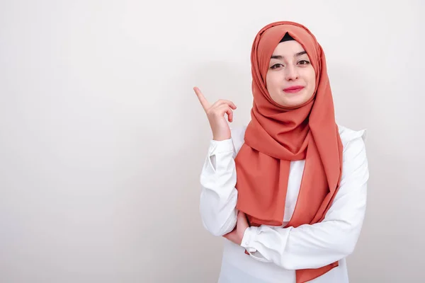 Glimlachend Hijab Moslim Vrouw Wijzend Vinger Naar Blanco Kopie Ruimtegebied — Stockfoto