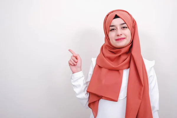 Hijab Muslimische Frau Lächelt Und Zeigt Mit Dem Finger Auf — Stockfoto