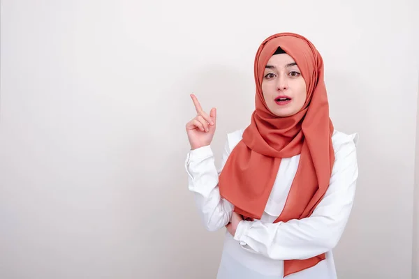 Verwirrte Muslimische Hijab Frau Zeigt Mit Dem Finger Auf Leere — Stockfoto