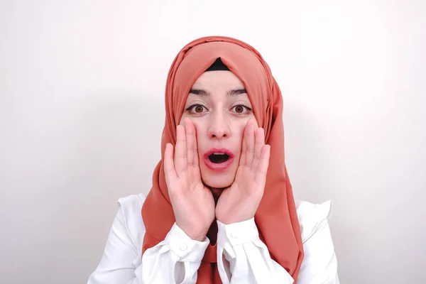 イスラム教徒の女の子は口の近くで手を握っていると彼女の手で秘密 ヒジャーブの女性叫びや発表を伝える — ストック写真