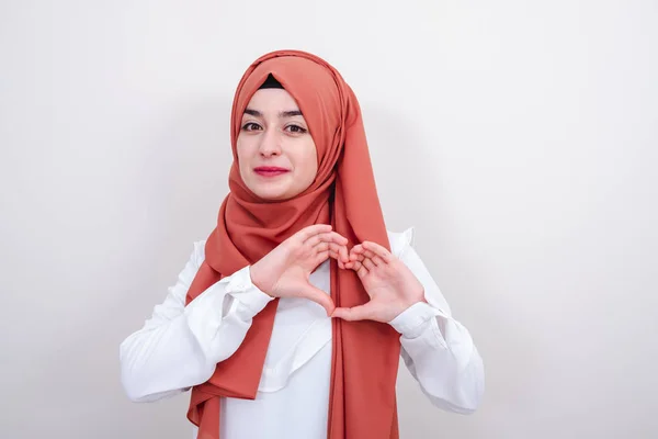 Mulher Muçulmana Hijab Ela Está Fazendo Símbolo Coração Assinar Com — Fotografia de Stock