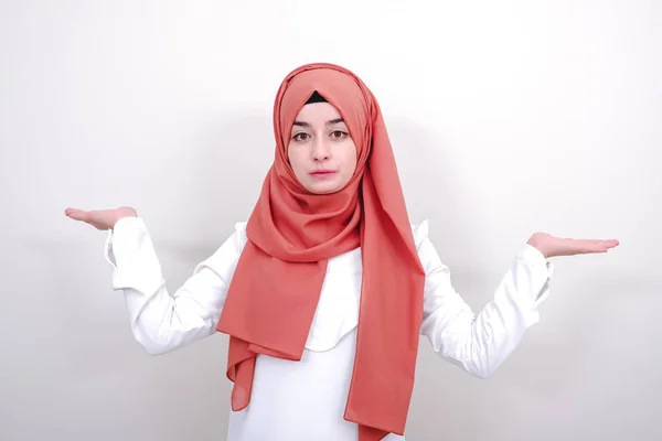 Mulher Muçulmana Hijab Ela Exibindo Algo Ambas Mãos Planas Para — Fotografia de Stock