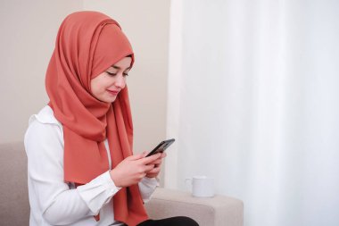 Akıllı telefon kullanan Müslüman kız 