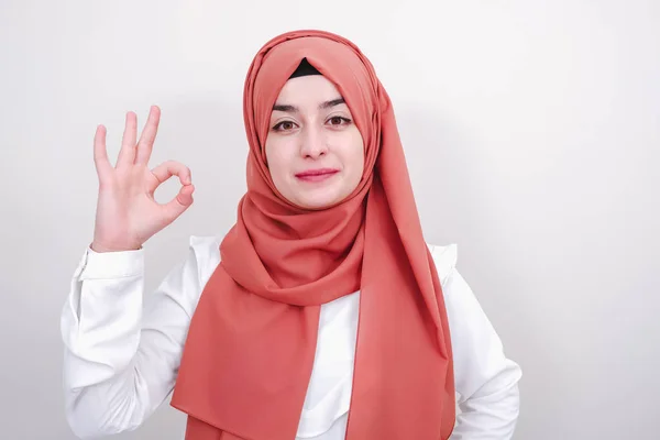 Glückliche Muslimische Frau Zeigt Okay Oder Okay Zeichen Mit Den — Stockfoto