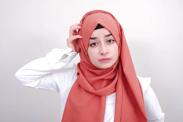 Hijab Muslim Woman Confused Girl Puzzled Her Fingers Head She — Stock Photo, Image