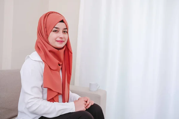 Schönheit Hidschab Mädchen Wartet Muslimische Frau Wartet Und Lächelt Hause — Stockfoto